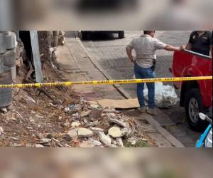 El cuerpo fue cubierto con cartones cuando fue encontrado por los transeúntes.