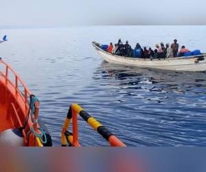 Salvamento rescata a 77 migrantes en una embarcación cerca de Lanzarote, en España.