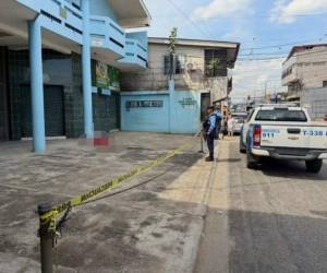 Elementos de la Policía Nacional llegaron al lugar después de recibir una llamada de emergencia.