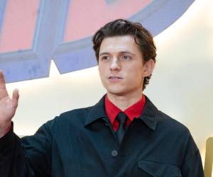 Tom Holland reconoció que hay proyectos de su carrera que, lejos de recomendar, evitaría que cualquiera viera. La confesión llegó durante una charla desenfadada en el podcast británico The Dish, conducido por Nick Grimshaw y Angela Hartnett, donde el actor habló sin filtros sobre lo que significa hacer prensa cuando el material no lo convence del todo.