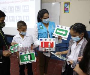 Personal del Departamento de Educación Ambiental y Salud (Decoas) impartió la charla en el CEB Álvaro Contreras.