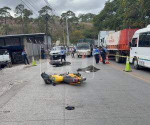 El cuerpo de don Elmer Yobani Valle Valle, de 57 años de edad, quedó inerte entre las dos motocicletas.