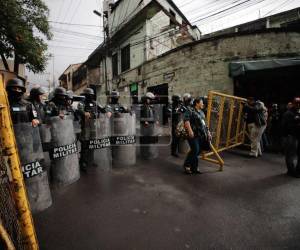 Los militares resguardan los alrededores del Congreso Nacional.