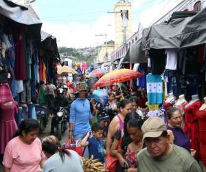 Durante la temporada de fin de año, el ambiente en los mercados cambia y se llena de un movimiento especial. Estos lugares reciben a cientos de hondureños que llegan en busca de diferentes productos para celebrar la Navidad y el inicio de un nuevo año.