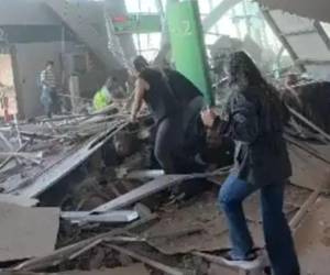 Un día después, cientos de personas trabajan en la remoción de escombros y en la puesta en operación comercial de la terminal aérea.