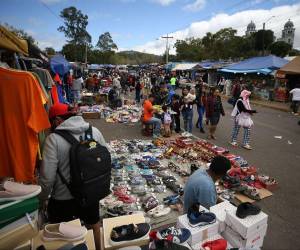 Más de 600 vendedores esperan a peregrinos en la Basílica de Suyapa, ofreciendo desde artículos religiosos hasta comidas y ropa alusiva a la Virgen