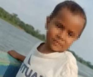 La muerte del pequeño Julio Darel Williams Rivas, de apenas 3 años de edad, ha causado dolor entre habitantes de La Mosquitia, Gracias a Dios, al nororiente del país, donde una emergencia médica terminó en tragedia por las dificultades de acceso en la zona. ¿Qué le sucedió? Te lo detallamos aquí.