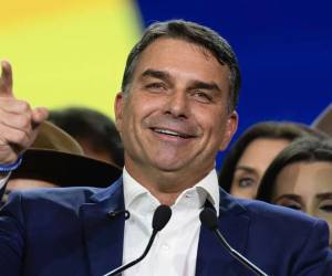 El senador brasileño Flávio Bolsonaro, candidato derrotado en las elecciones brasileñas del pasado domingo, está prófugo luego de salir de Brasil este martes después de que un juez le prohibiera salir del país, según fuentes políticas citadas por varios medios brasileños.