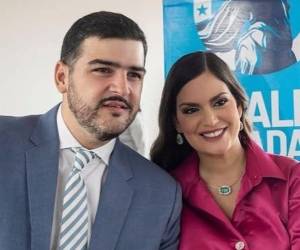 La Fiscalía de Ecuador incluyó este viernes a la esposa, madre y dos primos del encarcelado alcalde de Guayaquil, Aquiles David Alvarez Henriques, uno de los principales opositores del presidente, Daniel Noboa, en un caso por presunto lavado de dinero por el que es investigada la autoridad local.