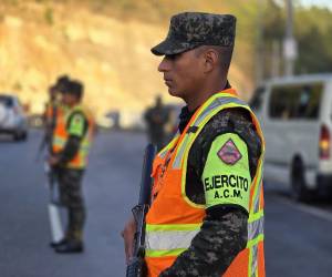 Las Fuerzas Armadas de Honduras informaron sobre el despliegue de 26 mil efectivos para blindar las calles, playas y centros turísticos durante la Semana Santa 2026. Con el apoyo de CONAPREMM, las unidades del ejército: Fuerza Naval, Fuerza Aérea y Policía Militar del Orden Público (PMOP) se integrarán de lleno a las tareas de seguridad en los puntos con la mayor afluencia de personas.