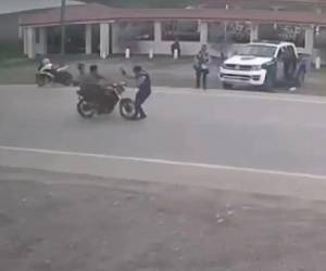 El agente fue trasladado a un centro asistencial tras sufrir fracturas en ambas piernas durante el operativo vial.