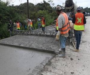 La construcción y rehabilitación de 98.3 kilómetros en varios tramos por medio de 13 proyectos se invertirá en el subsector de carreteras.