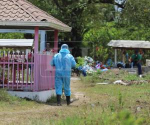 Con el propósito de esclarecer el crimen múltiple de 20 personas en una finca de palma africana, el Ministerio Público inició este 2 de junio la exhumación de cuerpos en un cementerio de la aldea Rigores, en Trujillo.