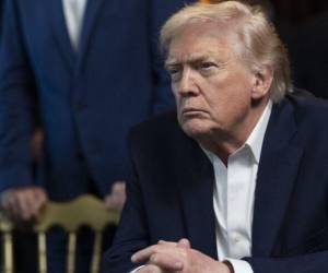 Donald Trump, sentado en una sala de Mar‑a‑Lago, sigue en vivo la incursión militar que resultó en la captura de Nicolás Maduro, mientras su equipo de seguridad y asesores permanece atento a cada movimiento.