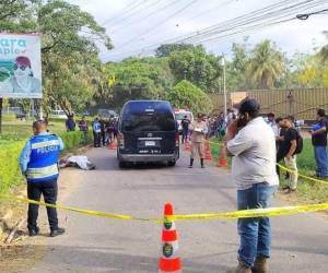 El cadáver del hombre quedó al otro lado de la calle.
