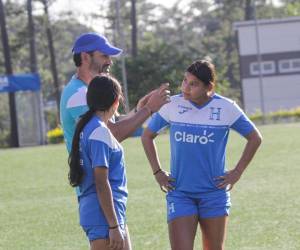 Mario Abadía dando instrucciones a sus dirigidas.