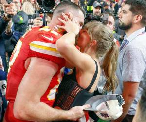Varios asistentes a la boda de Taylor Swift y Travis Kelce han compartido pistas sobre la ceremonia, el banquete y los regalos entregados a los presentes.