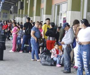 Horas antes de las elecciones generales, decenas de personas abarrotaron la Central Metropolitana de San Pedro Sula para viajar. Aquí las imágenes.