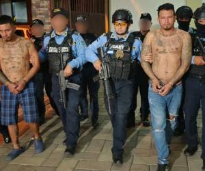 Víctor Alejandro Paguaga Cálix y Christian Wilfredo Hernández Fuentes, custodiados por efectivos policiales.