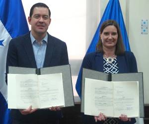 La firma del millonario convenio fue realizada por el secretario de Finanzas, Emilio Hércules, y la representante del Grupo BID en Honduras, Julia Johannsen.