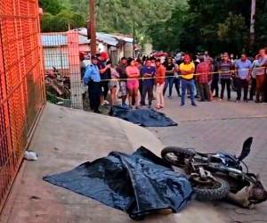 Los cuerpos quedaron uno a pocos metros del otro. Varios curiosos se hicieron presentes a la escena del crimen.