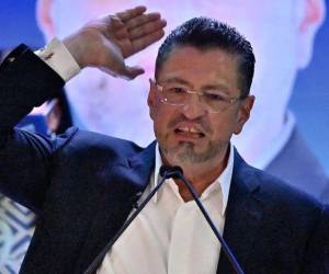 Rodrigo Chaves, presidente de Costa Rica, podría perder el fuero por intromisión política.