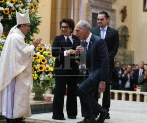 Miles de hondureños acuden este lunes el santuario de Suyapa, en Tegucigalpa, para agradecer milagros y renovar peticiones ante la patrona de Honduras, cuya imagen cumple el martes 279 años de su hallazgo. Los presidentes de los tres poderes del Estado estuvieron presentes en la misa.