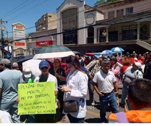 Los médicos se han mantenido en acciones de protesta en demanda que cancelen los salarios atrasados a los médicos interinos y por contrato.