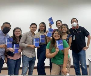 Uno de los mayores logros de Aldo Romero es su labor docente, ver crecer y desarrollar a sus alumnos. El presentador (a la derecha de la foto) junto con sus estudiantes.
