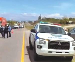Elementos de la Policía Nacional de Honduras llegaron al lugar de accidente de tránsito.