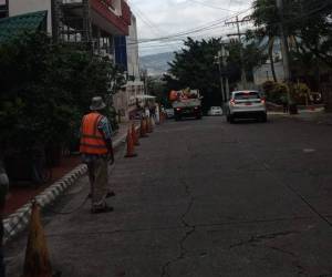 De acuerdo con las denuncias recibidas, en algunos puntos de la ciudad los cobros alcanzan hasta los 100 lempiras por vehículo.
