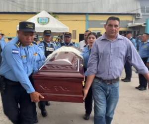 Familiares también acompañaron la triste despedida. Permanecieron en silencio observando cómo la institución rendía honores a quienes ya no regresarán a sus puestos de trabajo.
