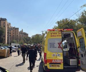 Los equipos están atendiendo a un hombre de 35 años en estado moderado y a otras 14 personas en estado leve, y evacuándolas al Hospital de Soroka con heridas por fragmentos de vidrio, detalló el servicio de emergencias israelí Magen David Adom.