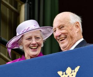 Reina Margarita II de Dinamarca y Rey Harald V de Noruega celebran a Rey Carlos XVI Gustavo de Suecia por sus 50 años en el trono.