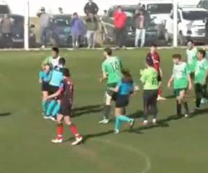 El futbolista agredió por la espalda a la jueza luego de que esta sancionara una falta.
