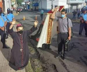 Deben “permitirnos celebrar nuestra fe en libertad, nuestra libertad de expresión, porque no le hacemos mal a nadie”, dijo el religioso.