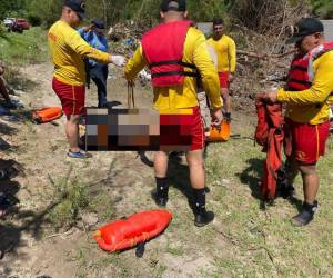 El cuerpo del jovencito fue recuperado por miembros del Cuerpo de Bomberos de Honduras.