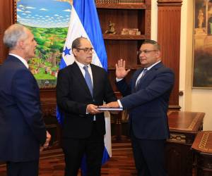 El presidente de la República, Nasry Asfura, le tomó la promesa de ley y juramentó a José Antonio Mendoza como Comisionado Presidencial para el Fortalecimiento Municipal y Descentralización.