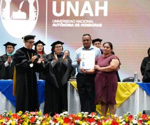 Isaías Mendoza y María Isabel Pérez, recibieron el título postmorten de su hijo Cristhian Mendoza, que lo acredita como Licenciado en Periodismo, pero lamentablemente falleció en un accidente de tránsito.