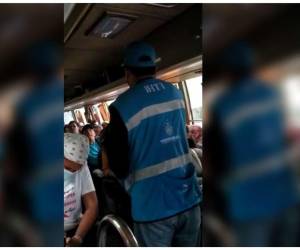 Un video captó cuando un inspector del Instituto Hondureño de Transporte les exigía a los migrantes que debían pagar 15 dólares para continuar la ruta.