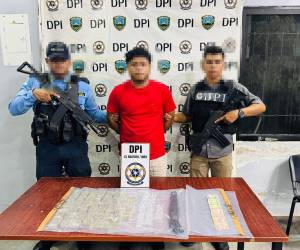 Agentes de la Policía Nacional capturaron a “El Barbero” en posesión de drogas en el barrio San José del municipio de Morazán, Yoro, por lo que fue remitido a la Fiscalía del Ministerio Público.
