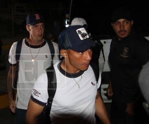 Los jugadores del Olimpia tuvieron un buen recibimiento por su afición en su llegada al estadio Nacional.
