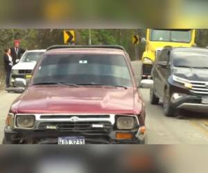 El cadáver del hombre quedó debajo de esta pick-up color rojo.