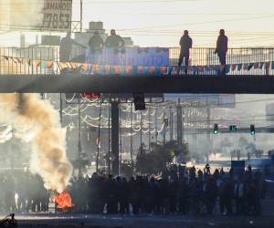 La Central Obrera Boliviana (COB) y la Federación de Campesinos de La Paz piden, con protestas callejeras y bloqueos de carreteras, la renuncia de Paz, al considerar que no puede solucionar los conflictos del país.