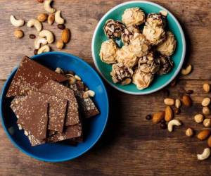 Mix de nueces, semillas y chocolate oscuro, un snack que aporta nutrientes y energía para gritar gol a todo pulmón durante estos partidos de infarto.