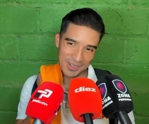 Michaell Chirinos es sorpredido al recibir beso en plena entrevista