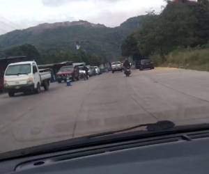 Con conos de tránsito delimitan carriles en carretera al sur para menguar tráfico