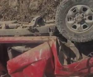 Las víctimas se trasladaba en un vehículo pick up que se volcó en la carretera.