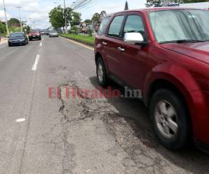 Más de un centenar de baches y grietas adornan el principal corredor vial de la capital y, según capitalinos, con todo lo que se gasta en bacheos aún se le puede llamar “anillo de oro”.