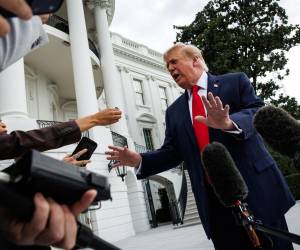 Trump habló con la prensa en los jardines de la Casa Blanca antes de abordar su helicóptero.
